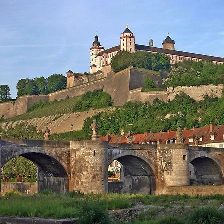Zentral Wohnen - Inkl. Privatem Stellplatz Würzburg Exterior foto