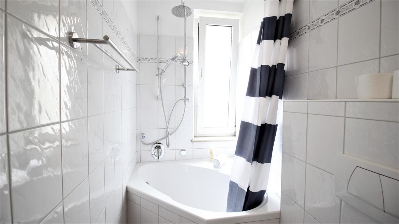 Zentral Wohnen - Inkl. Privatem Stellplatz Würzburg Exterior foto