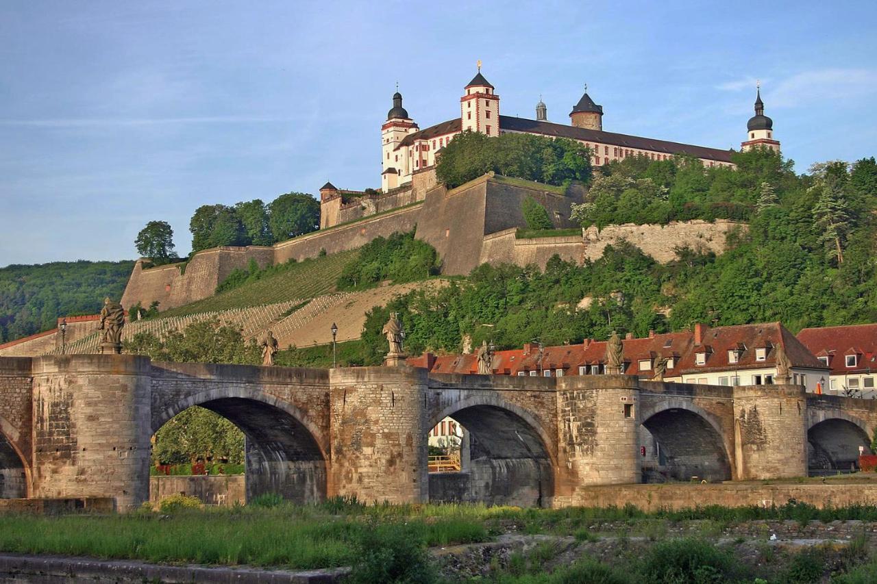 Zentral Wohnen - Inkl. Privatem Stellplatz Würzburg Exterior foto